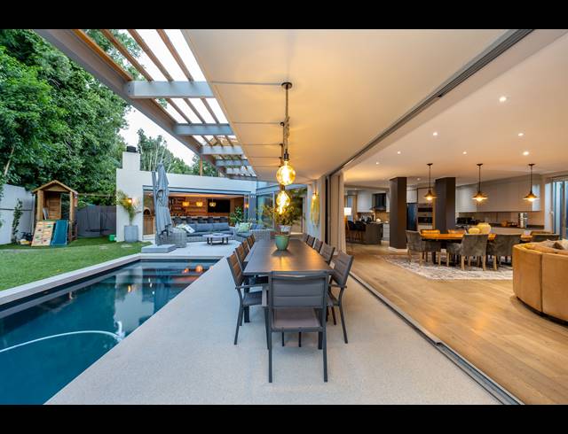 4 BEDROOM HOUSE FOR SALE IN CONSTANTIA